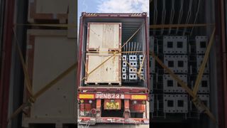 コロンは洗車装置のコンテナ2個の積み込みを完了し、パラグアイに向けて出荷しました!